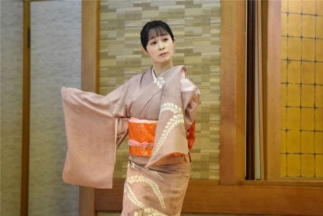 日本舞踊を披露する藤間勘麗美