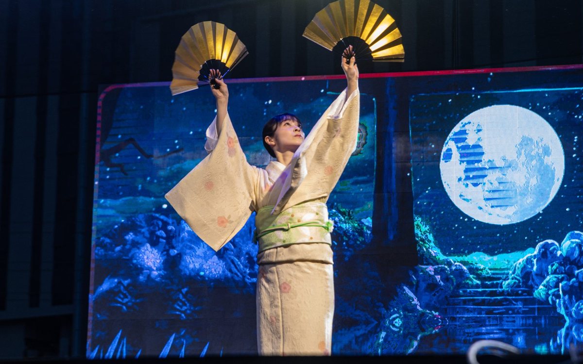 Cebu Bon Odori 2026の舞台で金の扇を掲げて舞う藤間勘麗未