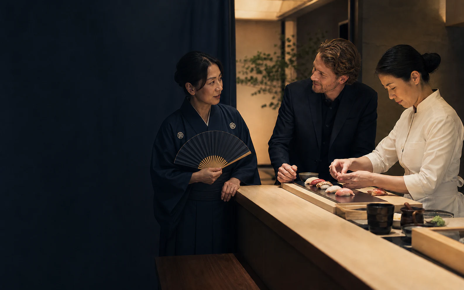 日本の芸能プロフェッショナルと女性寿司職人が海外ゲストを迎える様子を描いたコンセプト画像