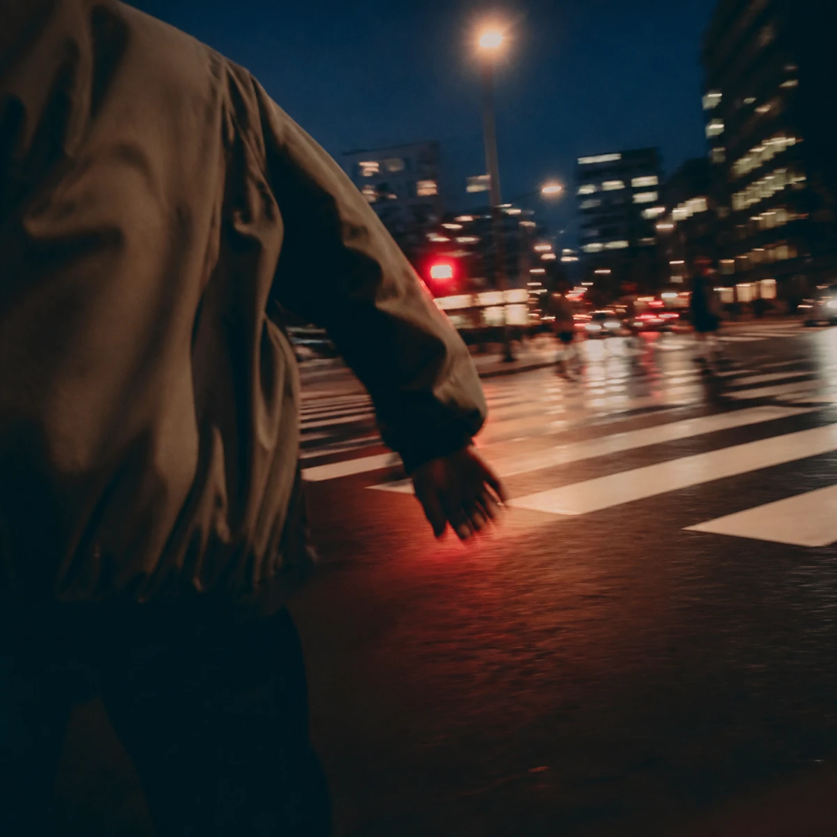 熱で揺らぐ夜明けの道。遠くからヘッドライトがこちらへ向かってくる