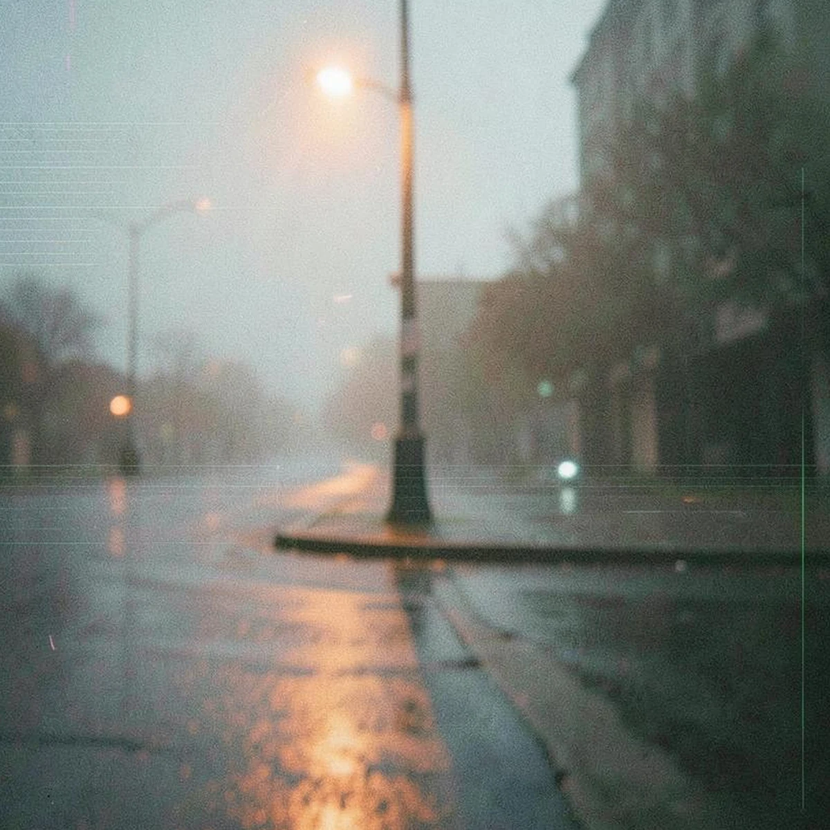 夜明け前の雨の街で、ひとつだけ灯り続けている街灯