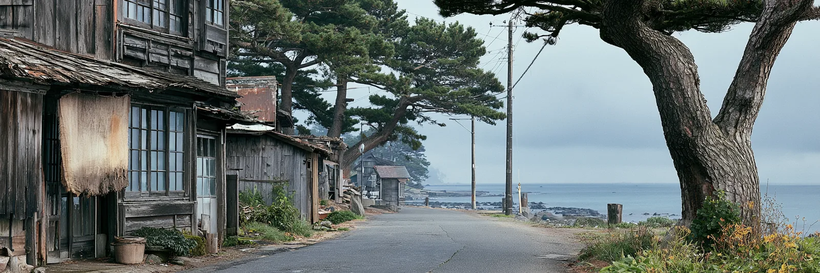 海沿いの町の通りを抽象的に描いた図版。生成画像であり、特定の店を写したものではありません。