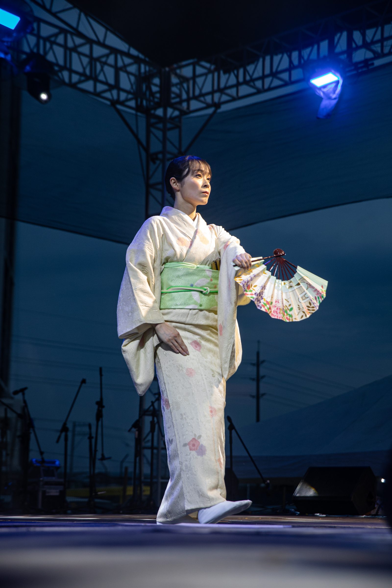 セブ盆踊り2026のステージで扇を手に舞う藤間勘麗未