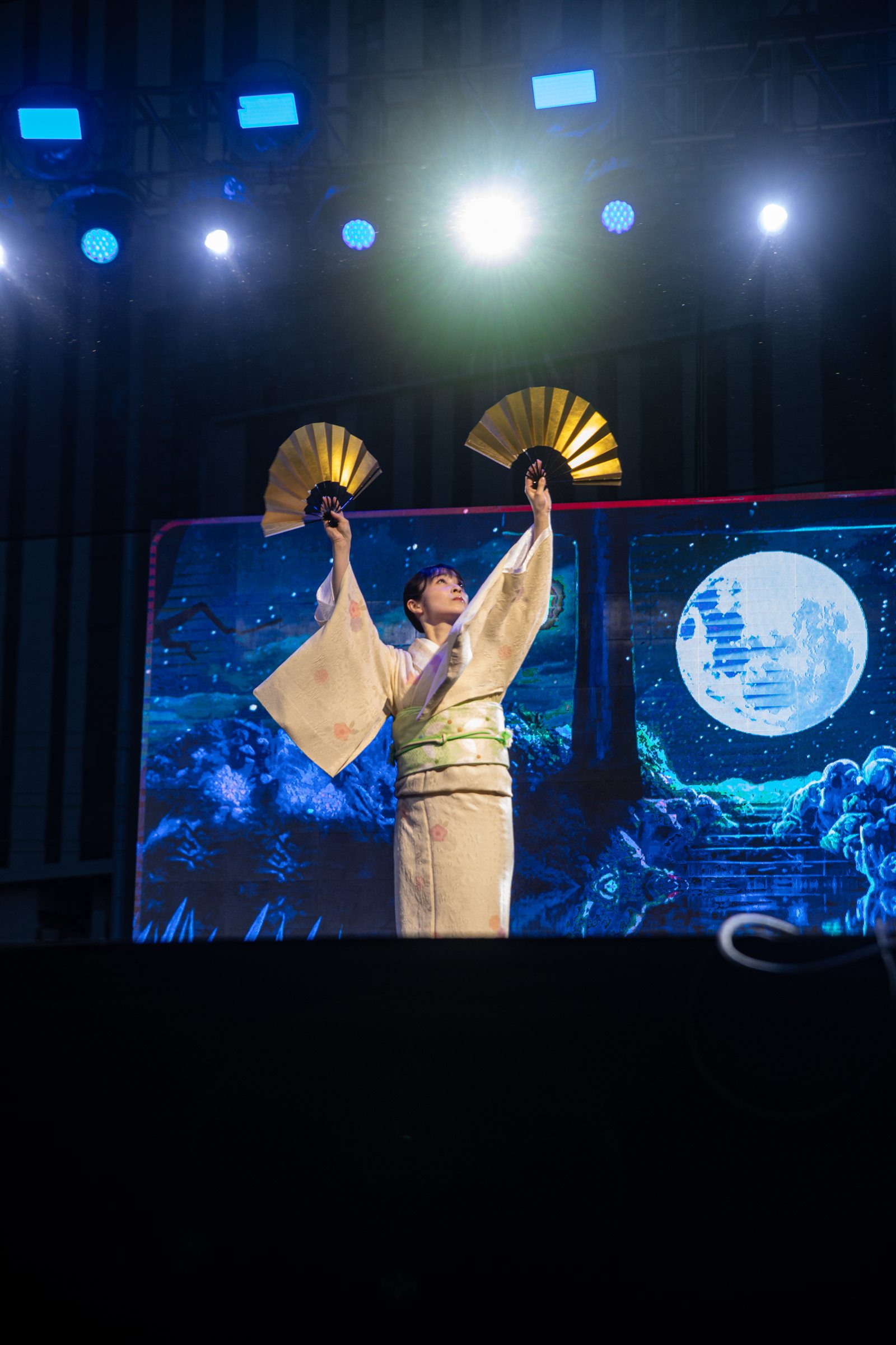 セブ盆踊り2026の夜のステージで舞う藤間勘麗未