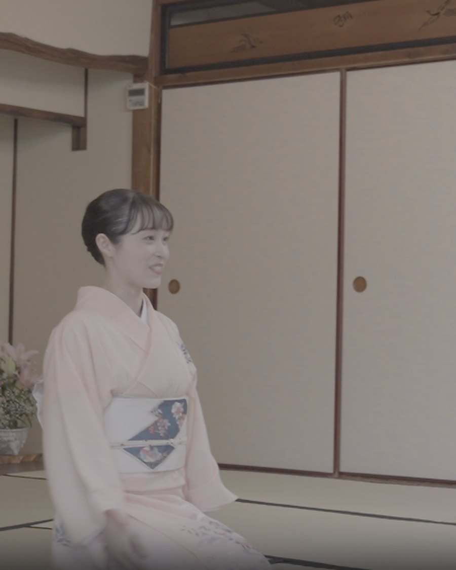 座敷で微笑む藤間勘麗未
