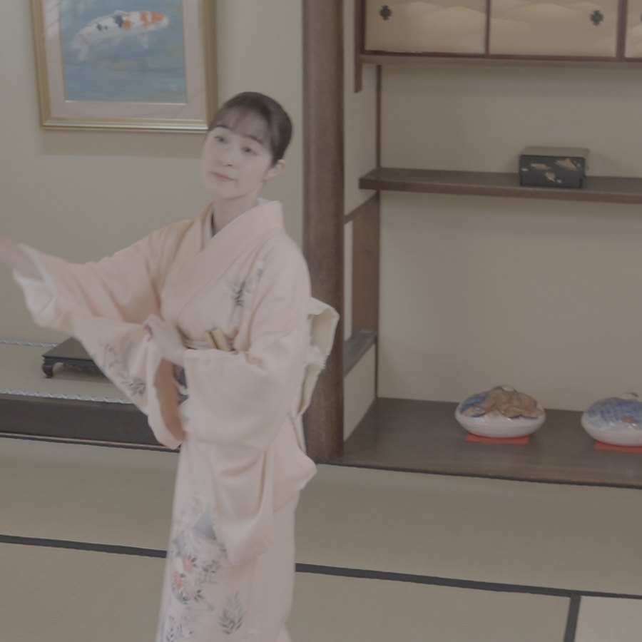 はり清の座敷で舞う藤間勘麗未 ─ 扇を上げて