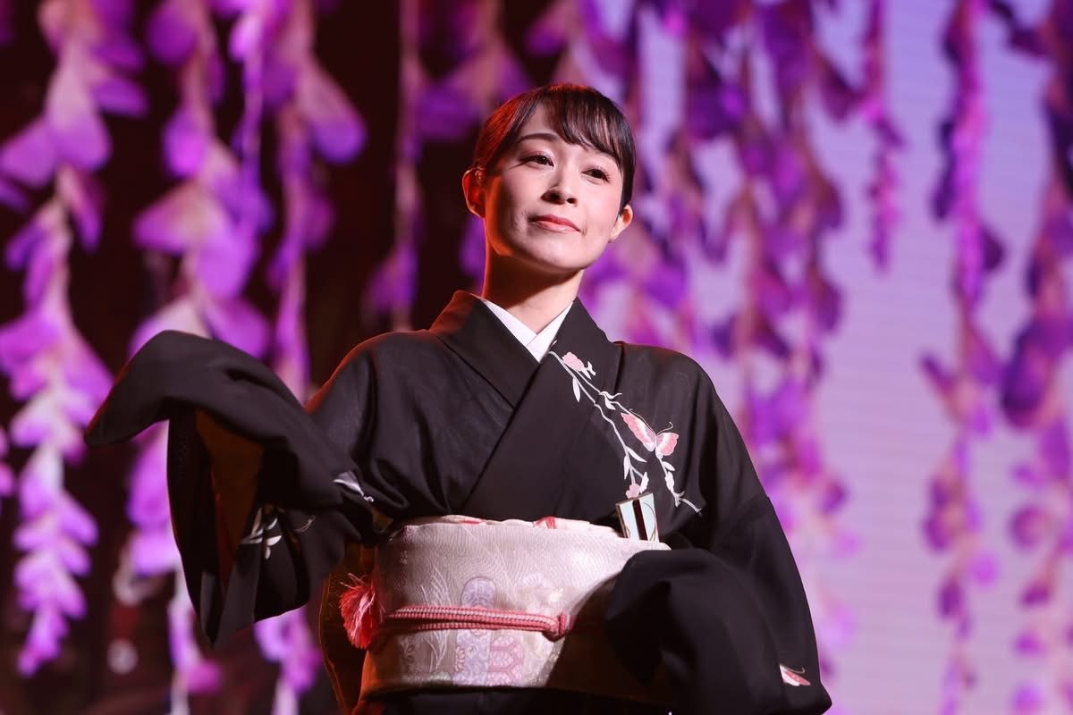 KAZEステージで藤のスクリーンを背に舞う藤間勘麗未