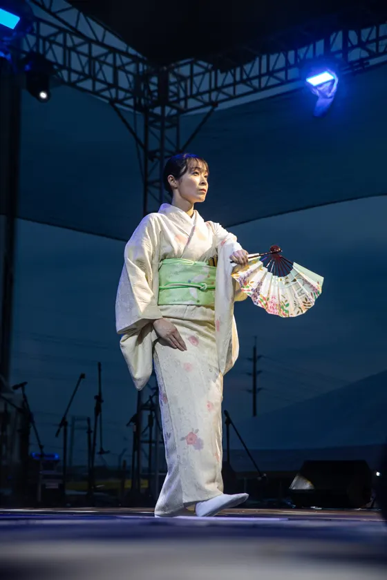 Cebu Bon Odori Festivalの夜のステージで舞う日本舞踊(藤間勘麗未)