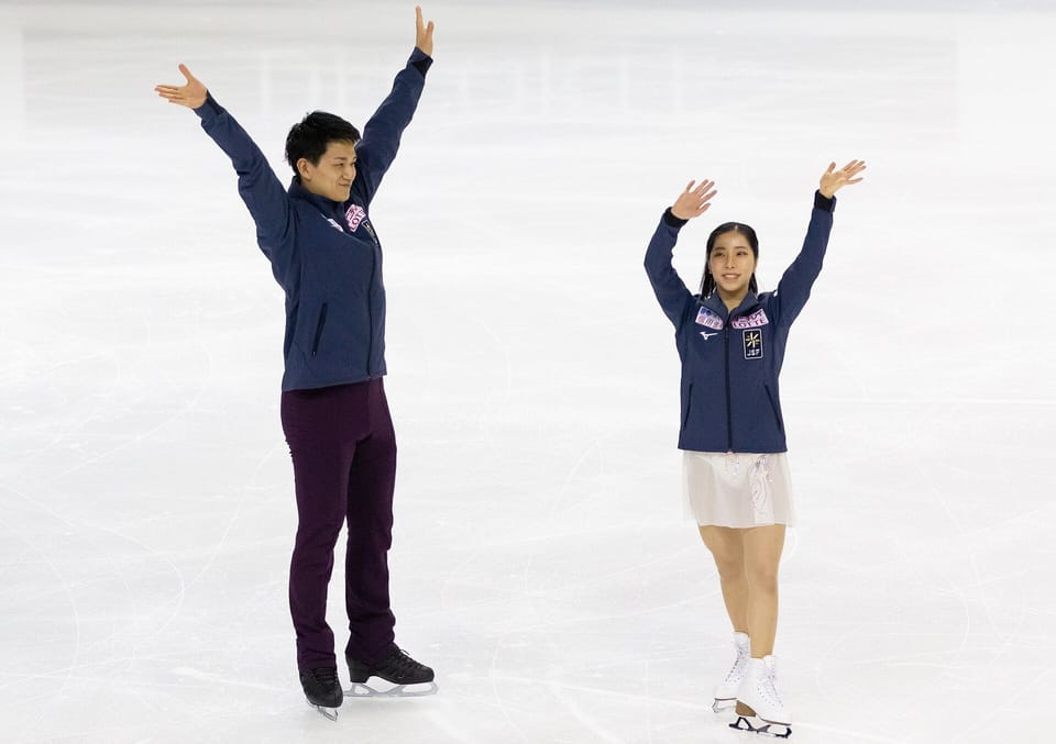 2023年四大陸選手権フリー。演技を終え、二人が並んで両腕を上げている