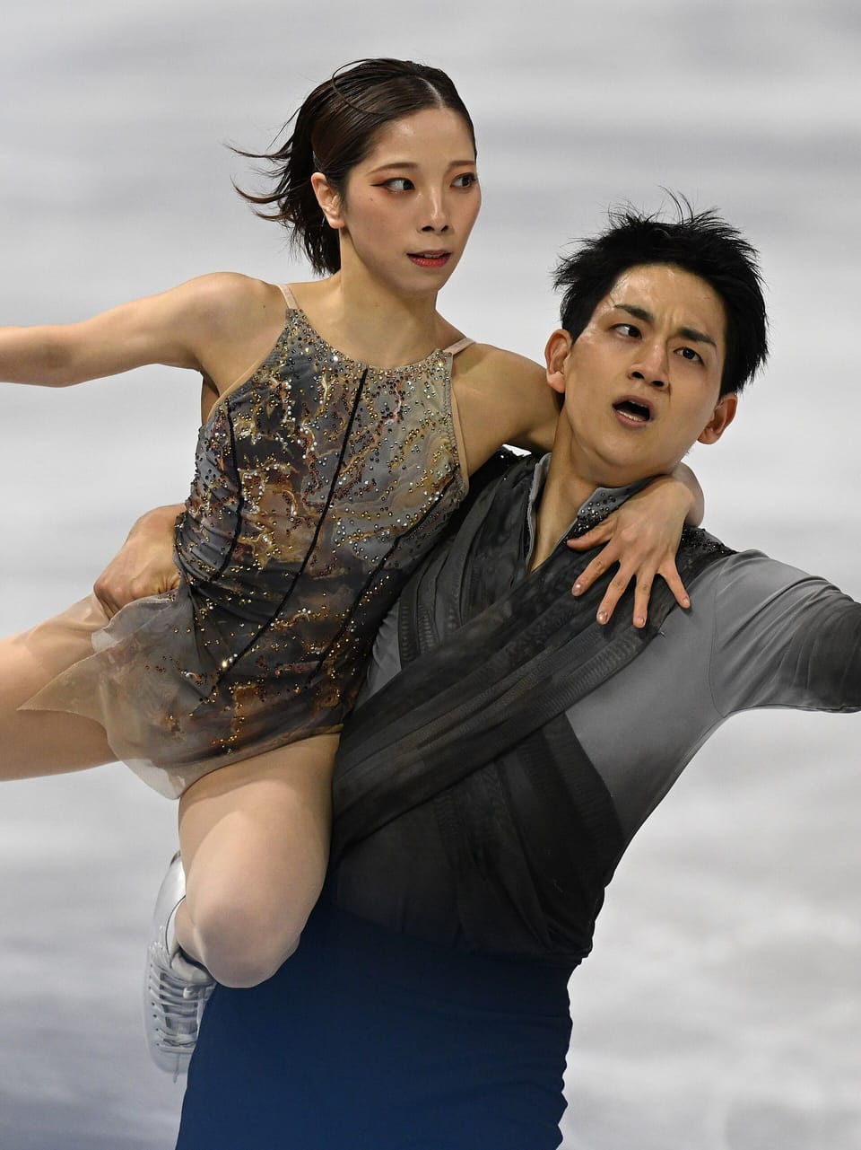 2026年五輪ペアフリーの演技。二人の上半身が近く、同じ方向を向いている(縦位置トリミング)