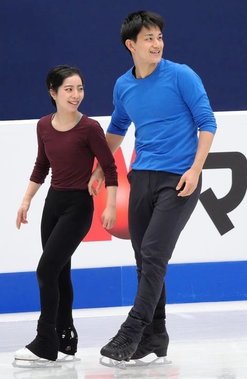 2022年世界選手権の公式練習で滑る三浦と木原