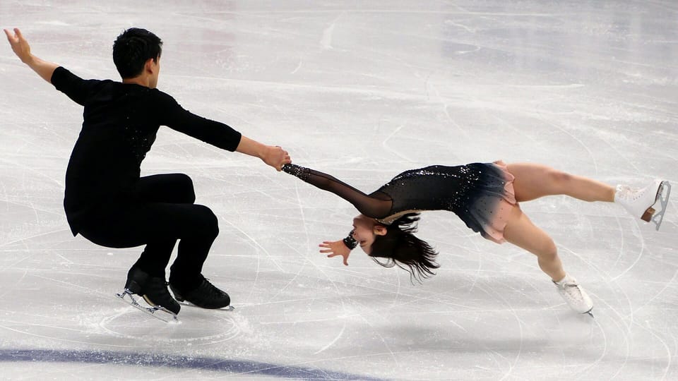 2024年世界選手権フリーのデススパイラル。木原が軸になって三浦の手を支え、三浦が氷面すれすれに体を伸ばしている