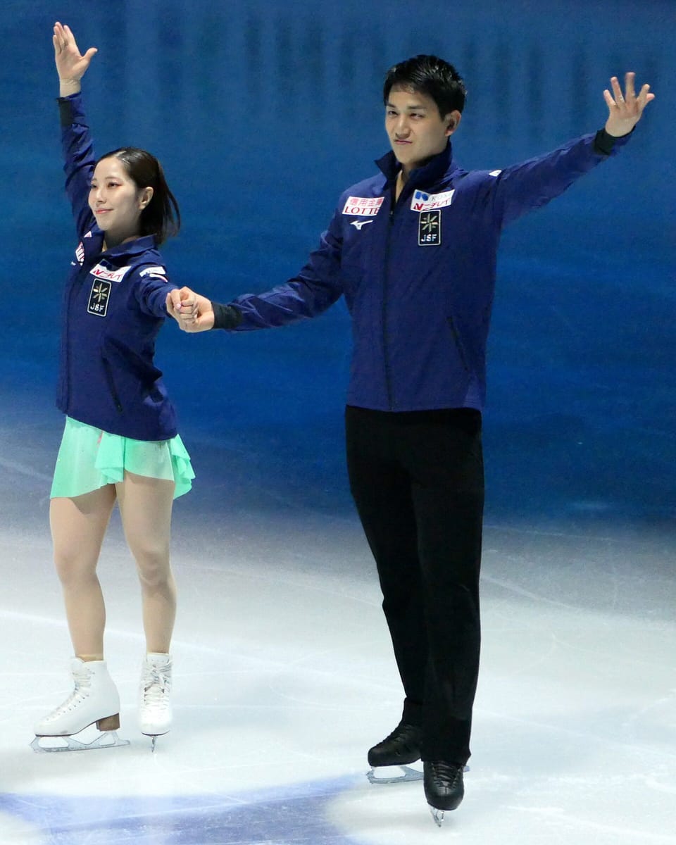 2024年世界選手権ショートの入場紹介で、並んで立ち観客に手を振る三浦と木原