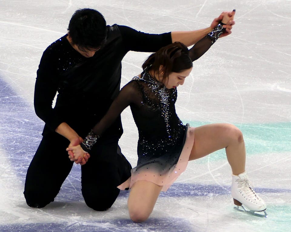 2024年世界選手権フリー。氷上で二人が膝をつき、手を取り合うポーズ
