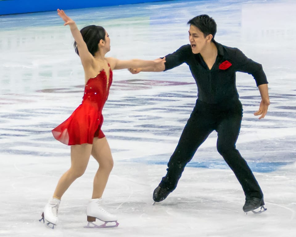 2025年世界選手権フリー。腕を伸ばして並んで滑る二人