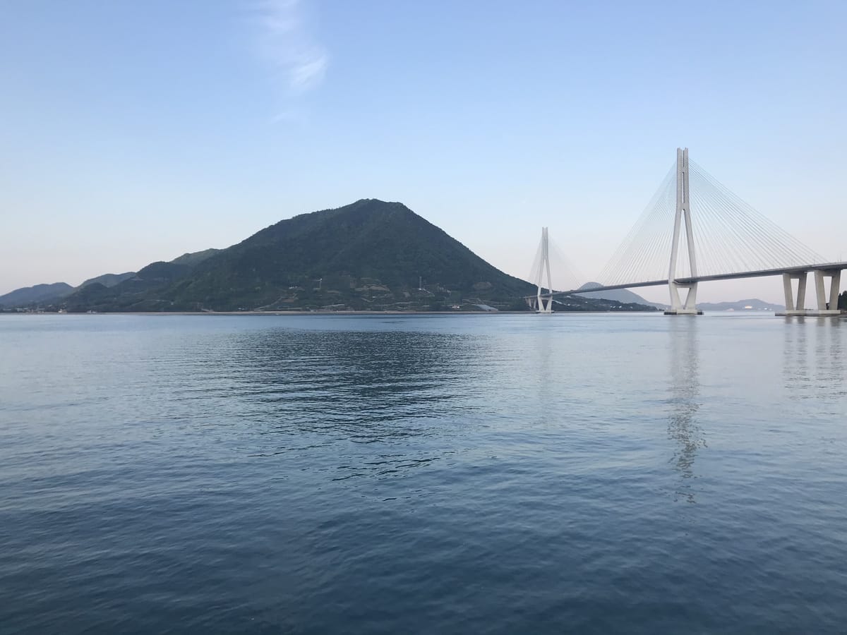 朝なぎの海、生口島の観音山と多々羅大橋