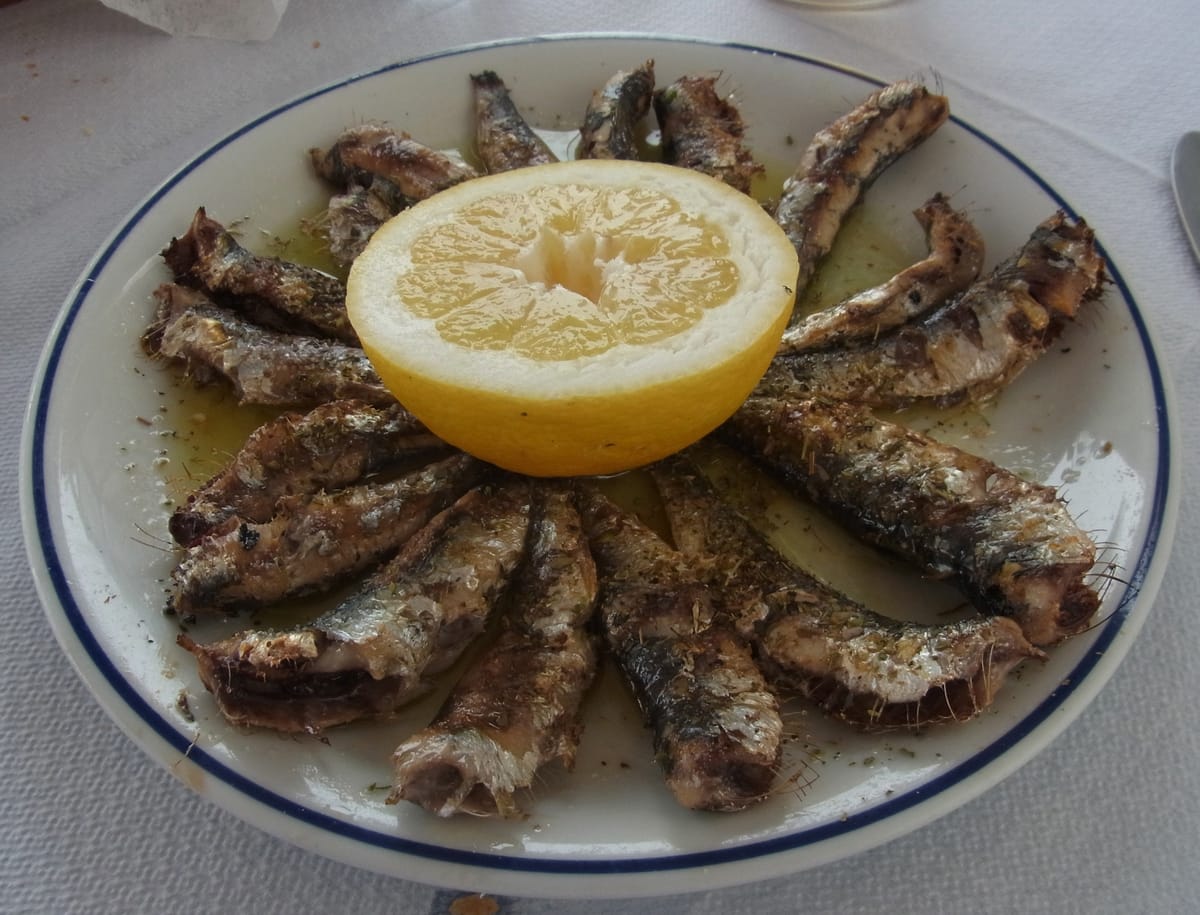 焼きいわしと半割りのレモン(ギリシャ・サントリーニ島)