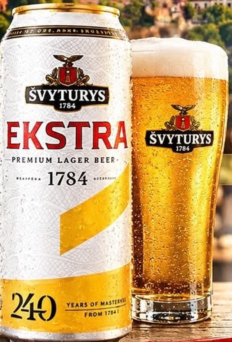 ŠVYTURYS EKSTRA の缶と金色のビールのグラス